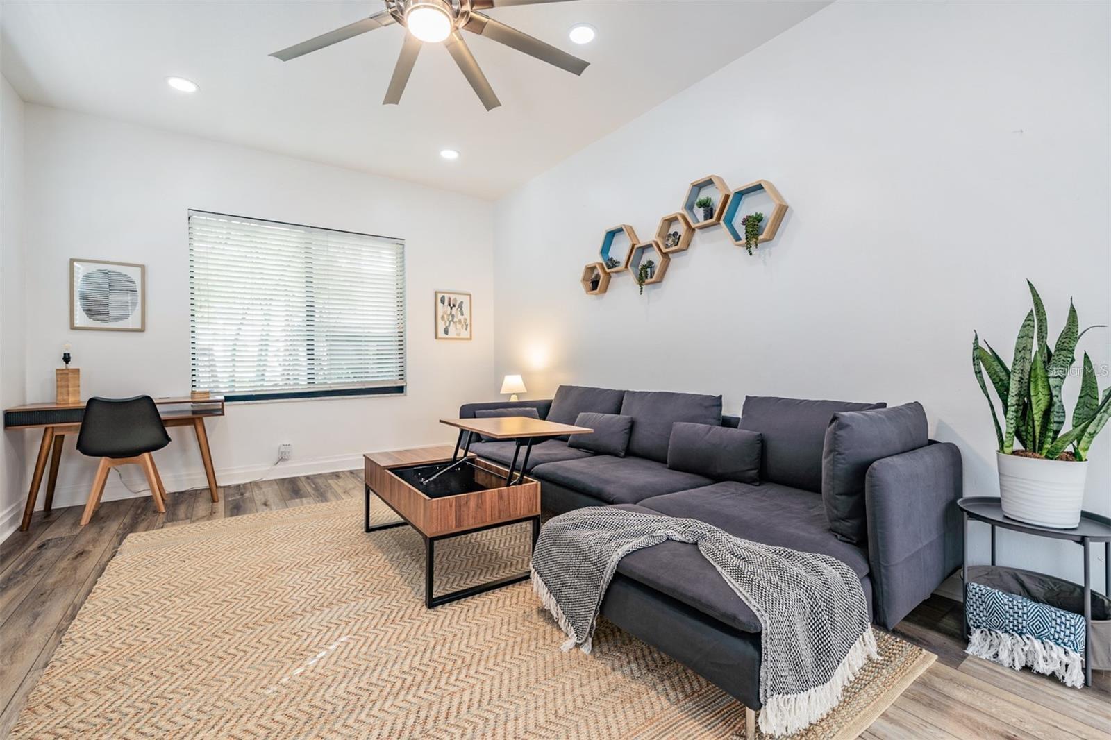2325 W GREEN ST — photo 2