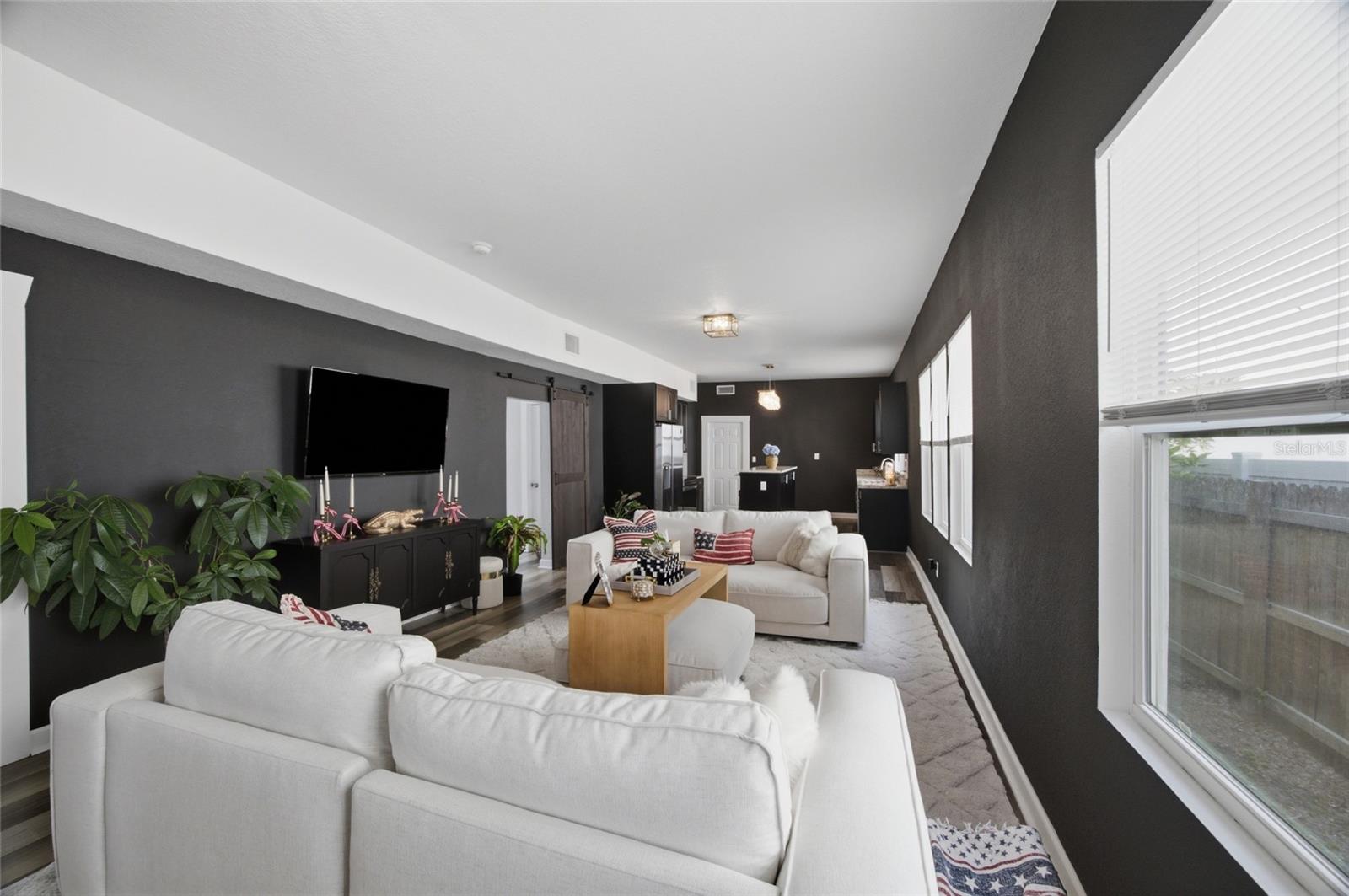 2132 W BEACH ST — photo 4