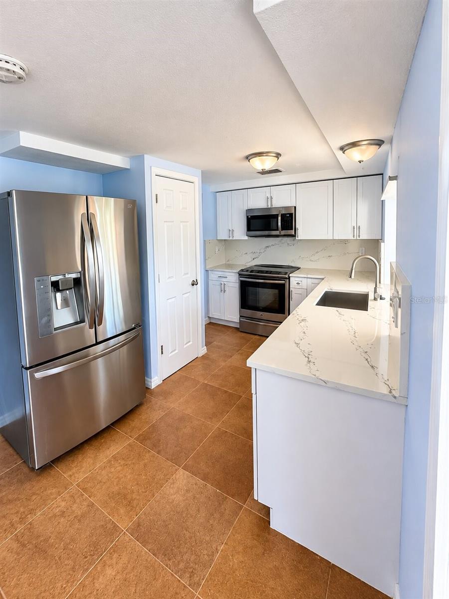 3631 GRAYTON DR — photo 12