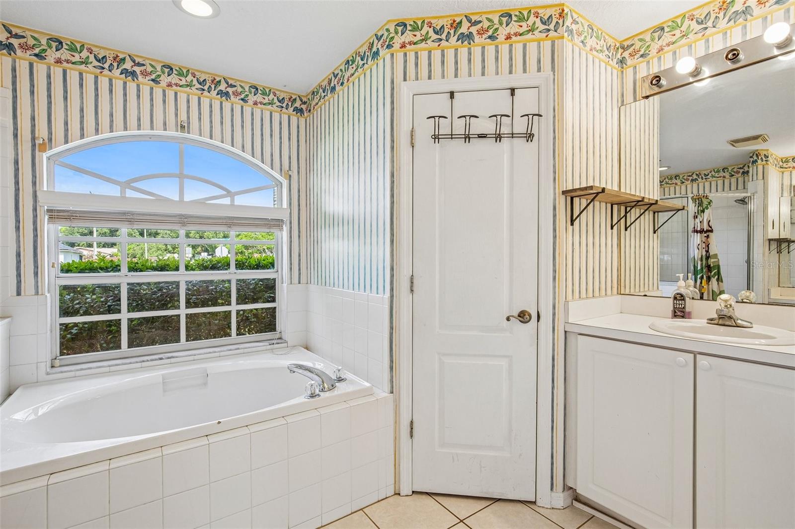 2302 TOWERING OAKS CIR — photo 31