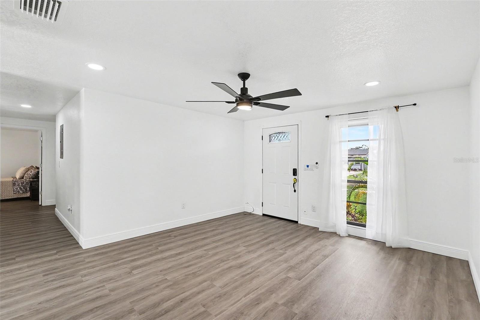 8253 GREENLEAF CIR — photo 5