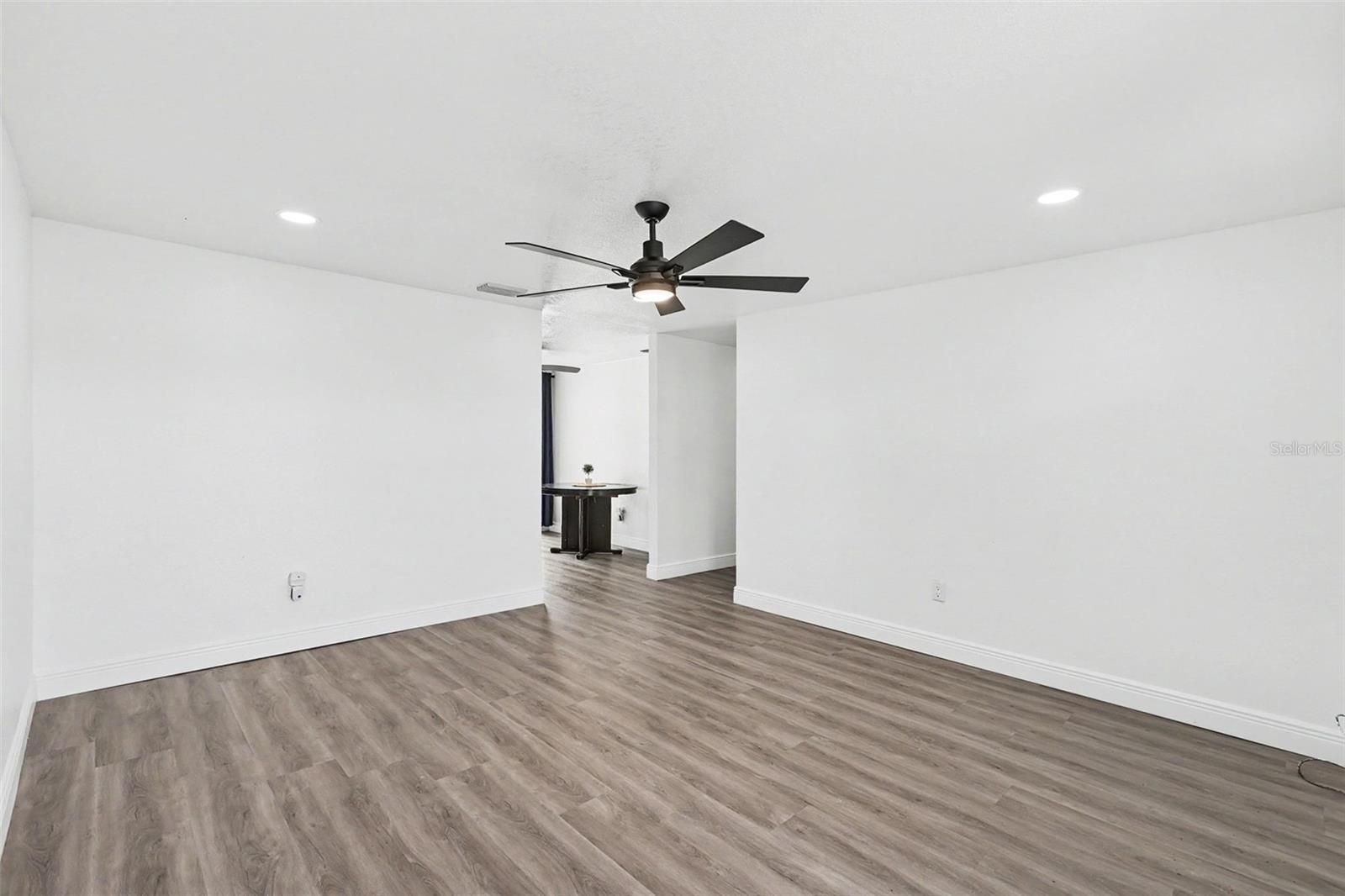 8253 GREENLEAF CIR — photo 6