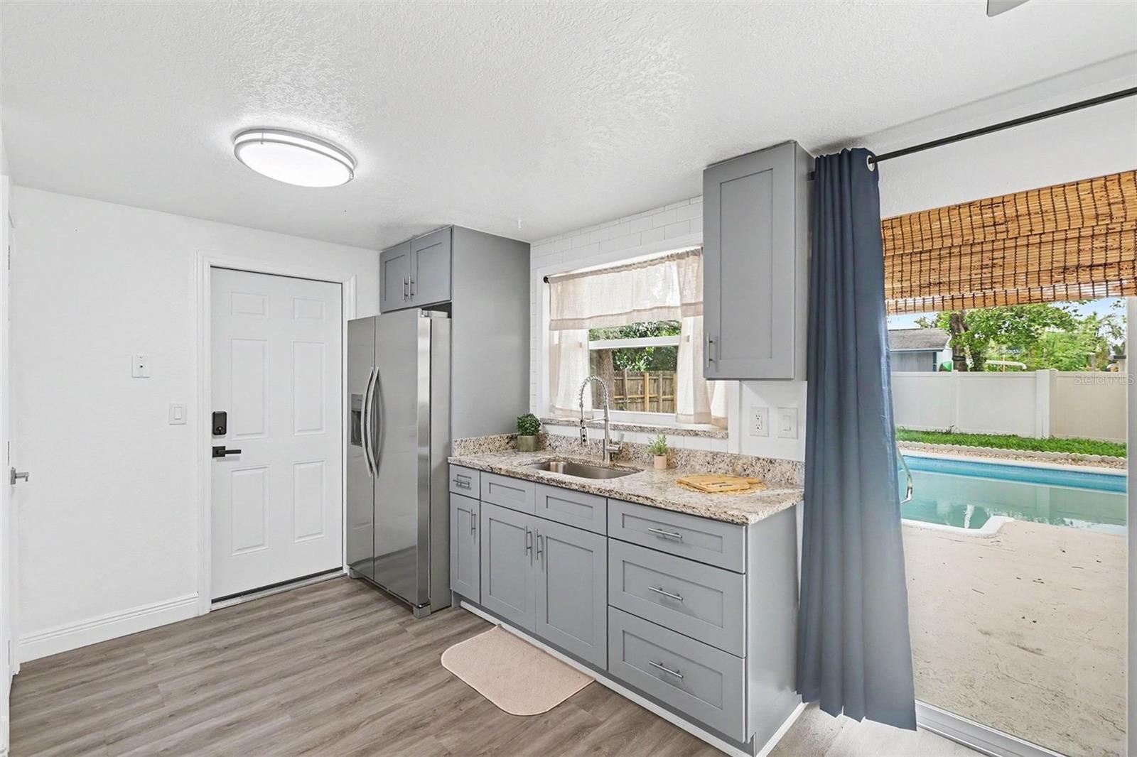 8253 GREENLEAF CIR — photo 9