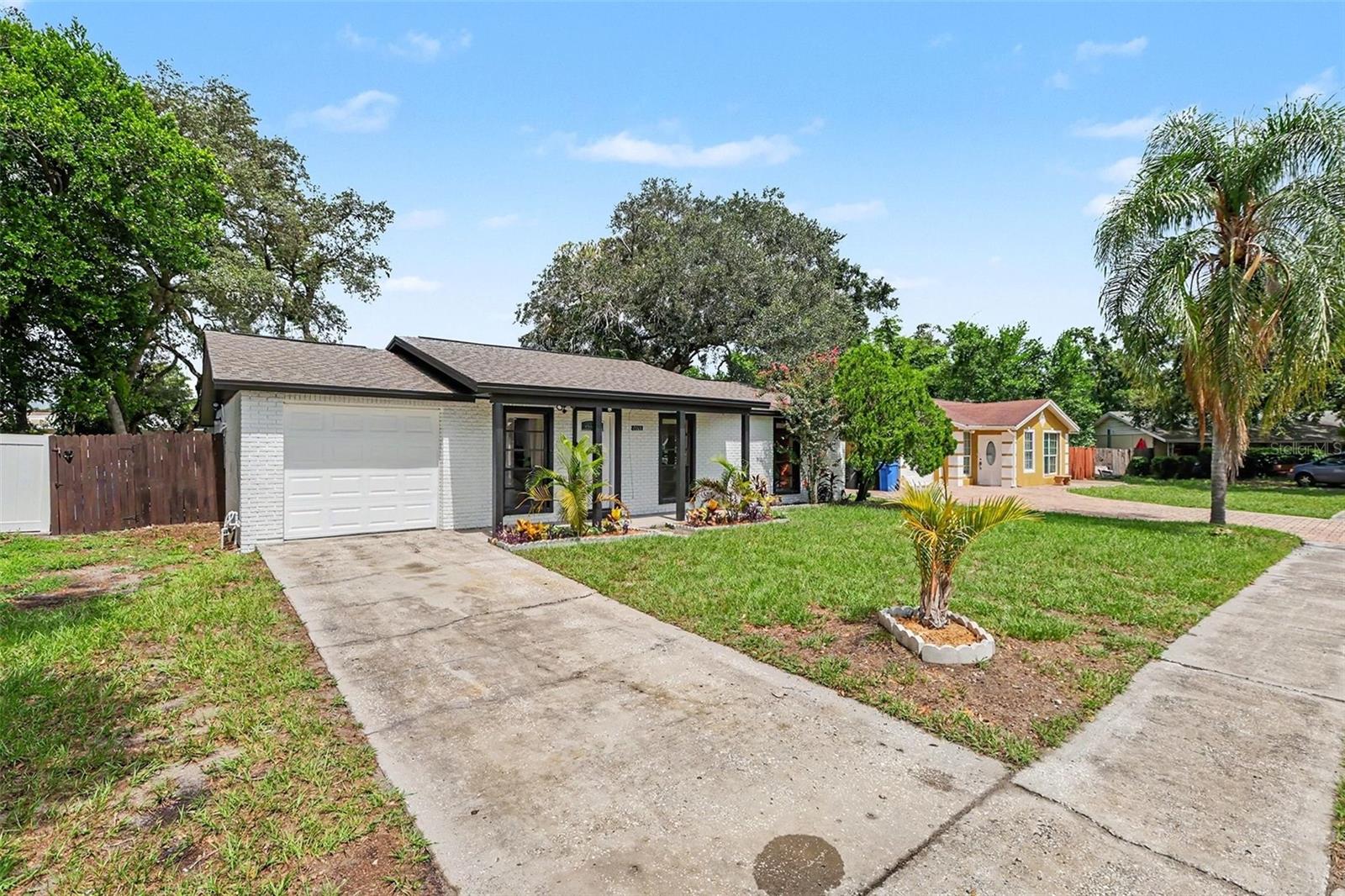 8253 GREENLEAF CIR — photo 3