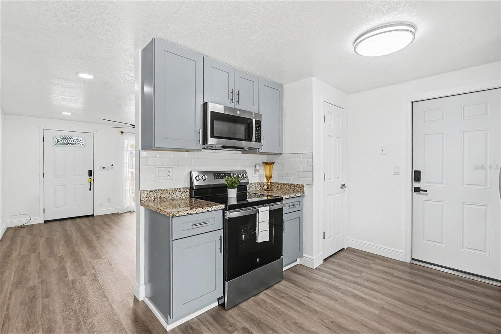 8253 GREENLEAF CIR — photo 8