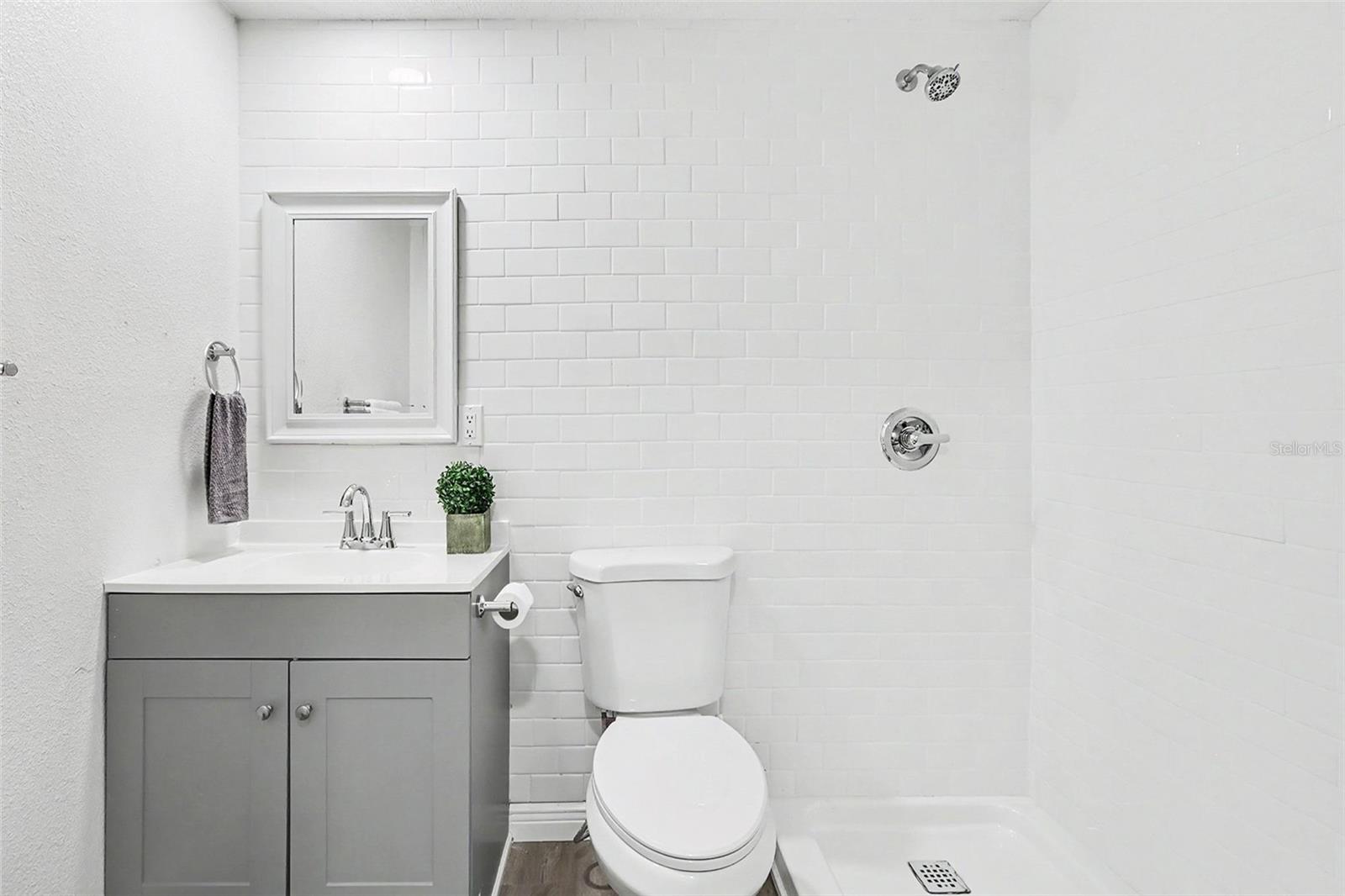 8253 GREENLEAF CIR — photo 18