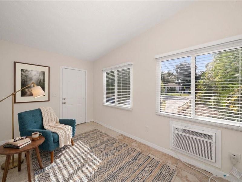 533 YELVINGTON AVE — photo 4