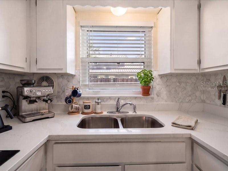 533 YELVINGTON AVE — photo 5