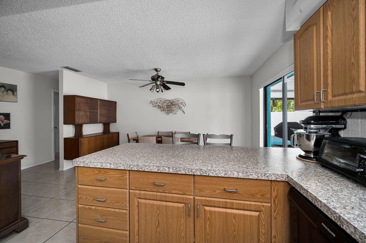 1614 DALE CIR N — photo 10