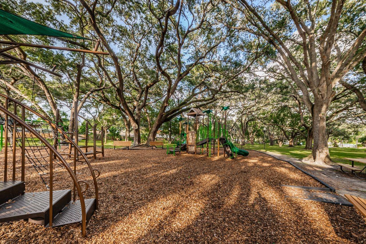 1614 DALE CIR N — photo 47
