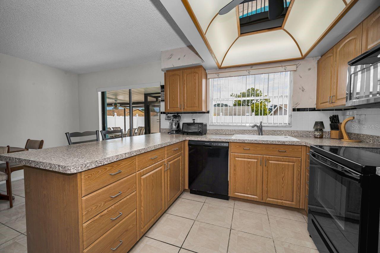 1614 DALE CIR N — photo 9