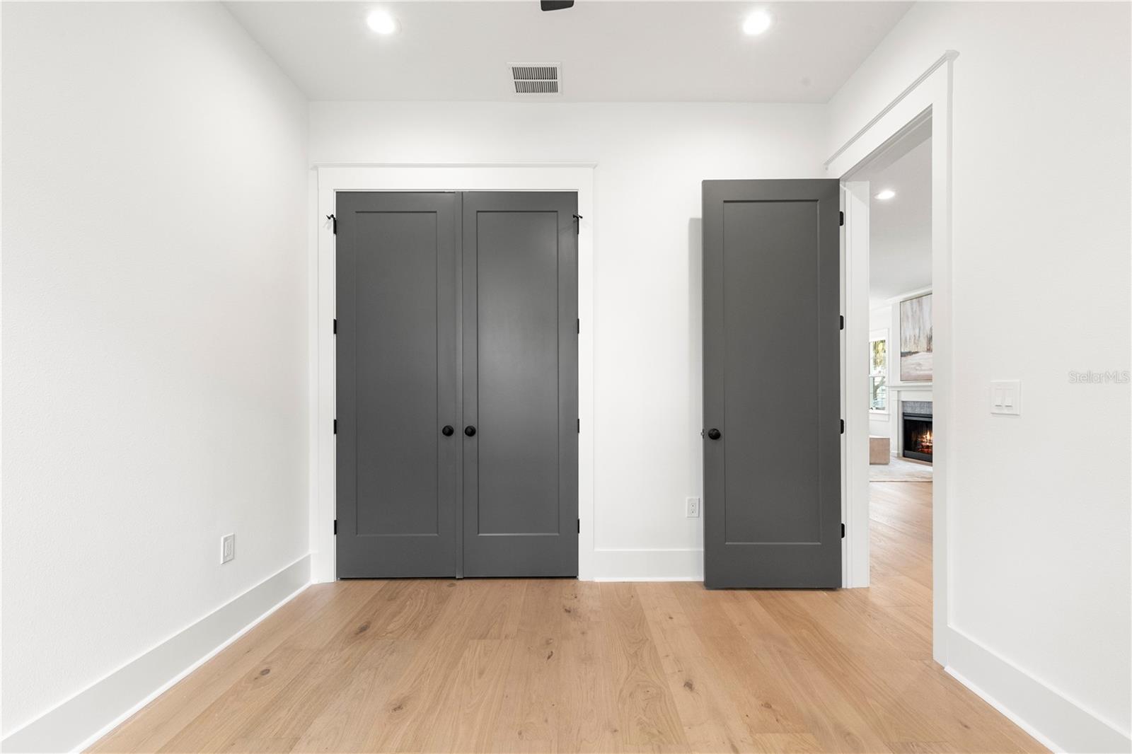 413 W PARIS ST — photo 29