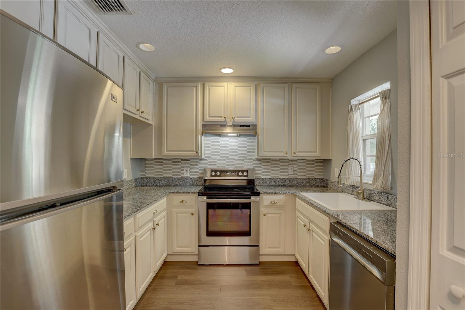 9516 CHARLESBERG DR — photo 31
