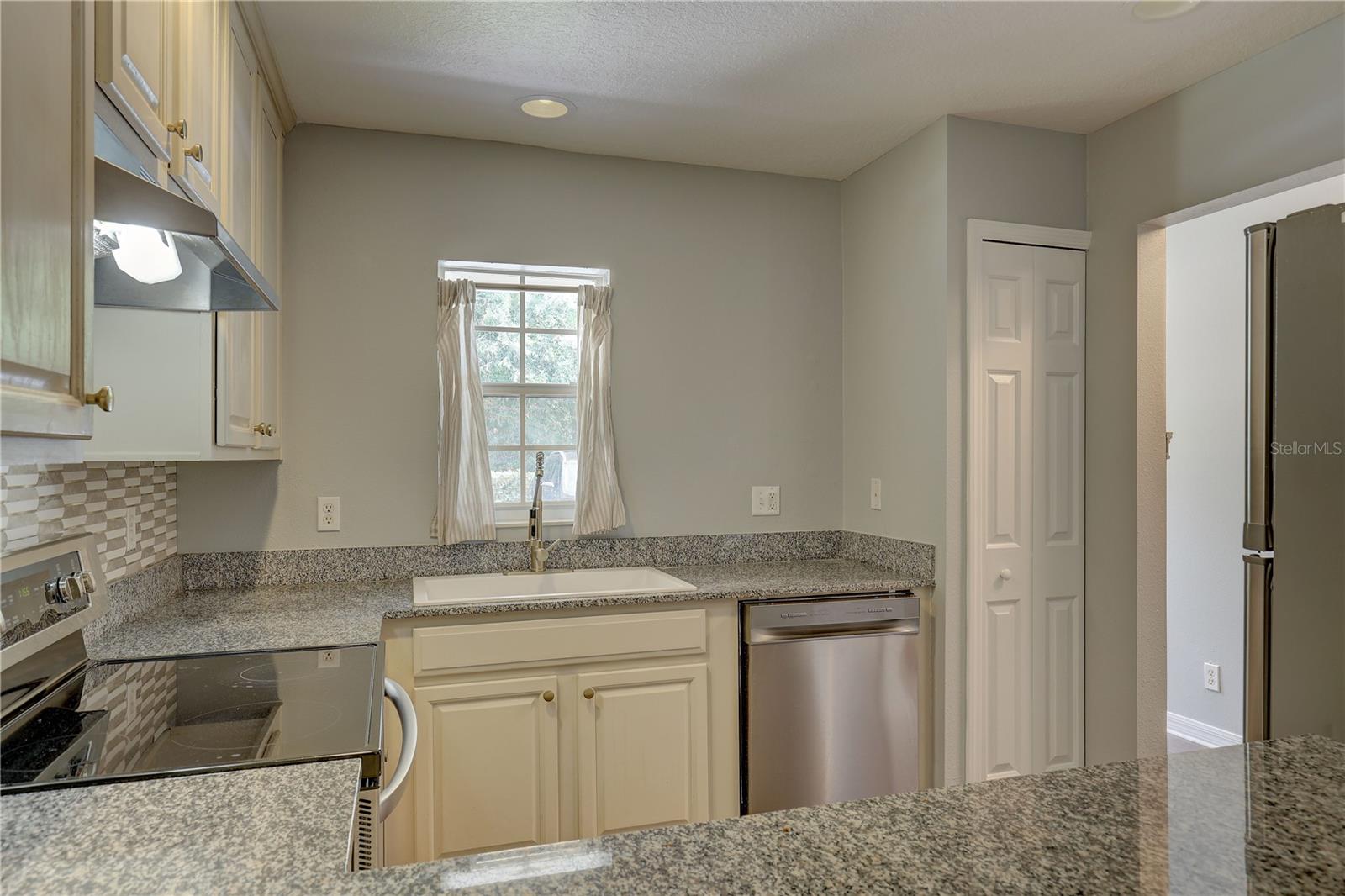 9516 CHARLESBERG DR — photo 30