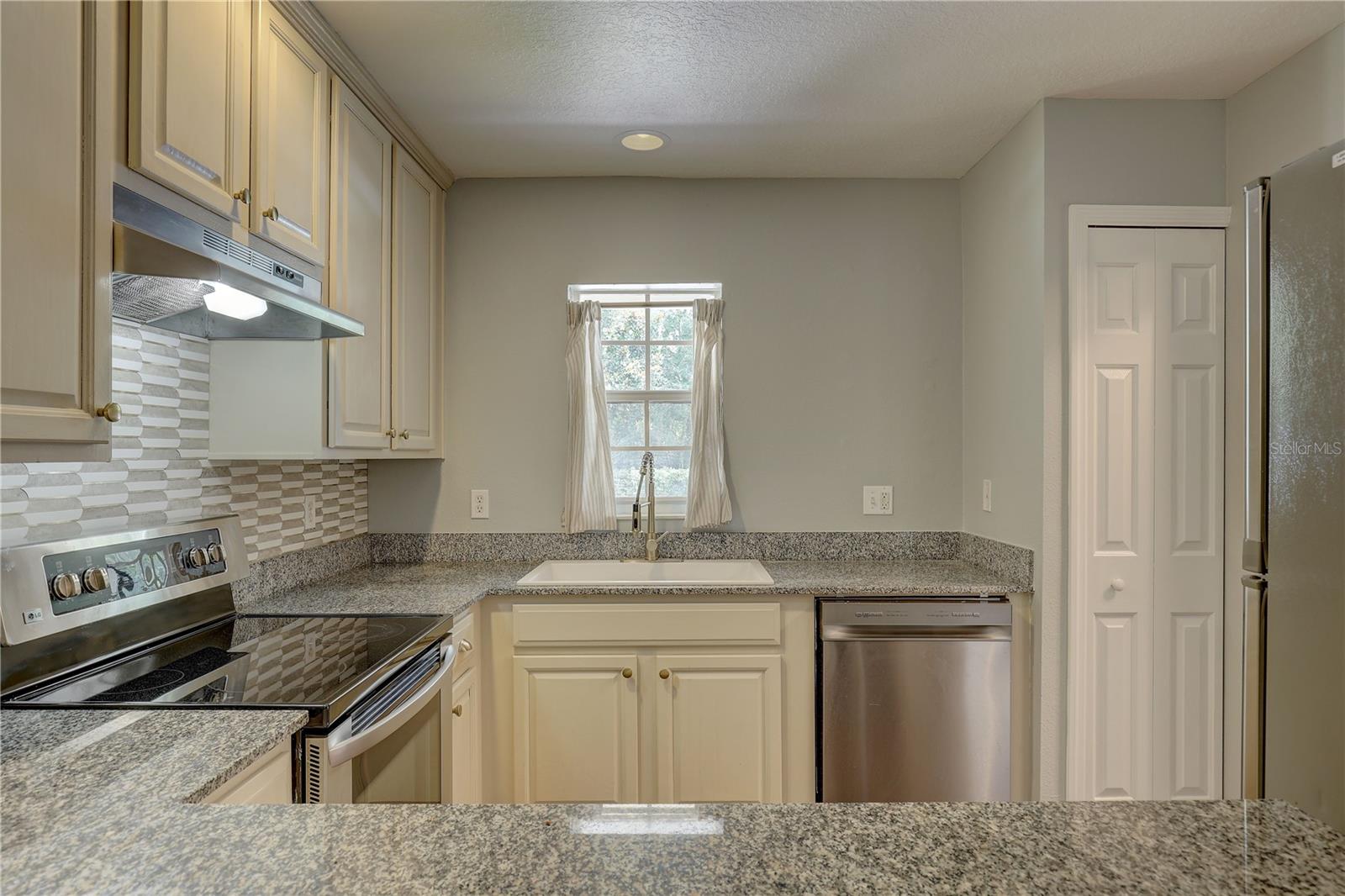 9516 CHARLESBERG DR — photo 29