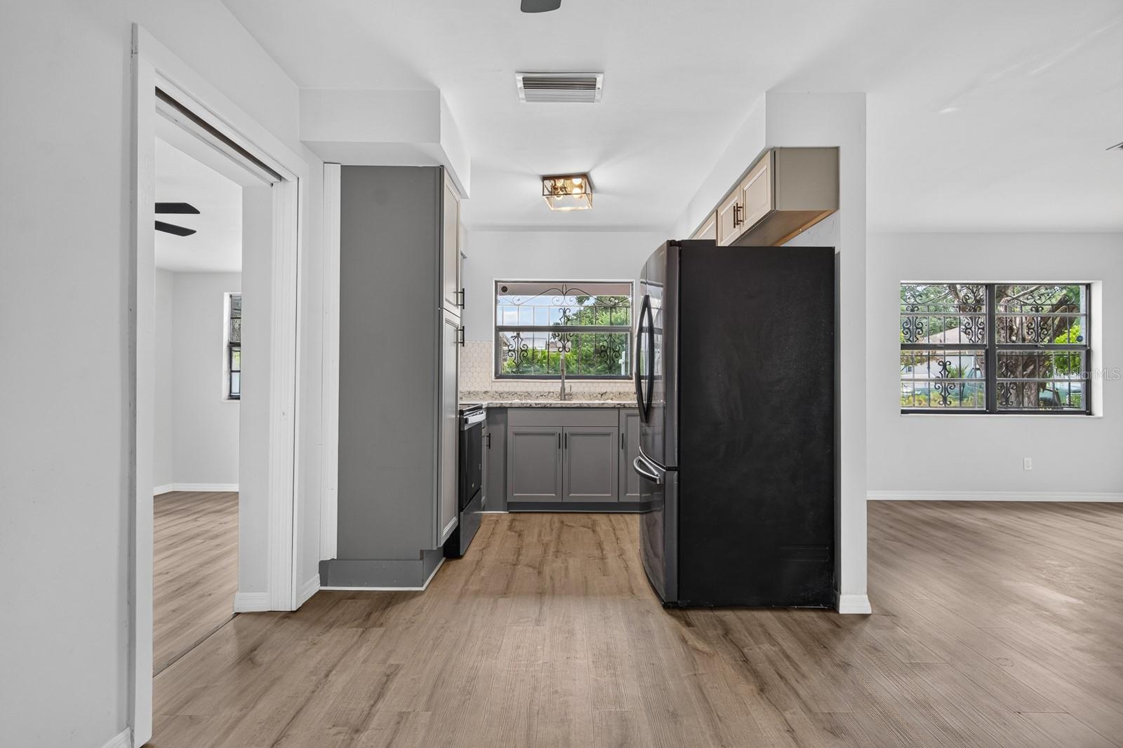 2211 MALLORY AVE — photo 10
