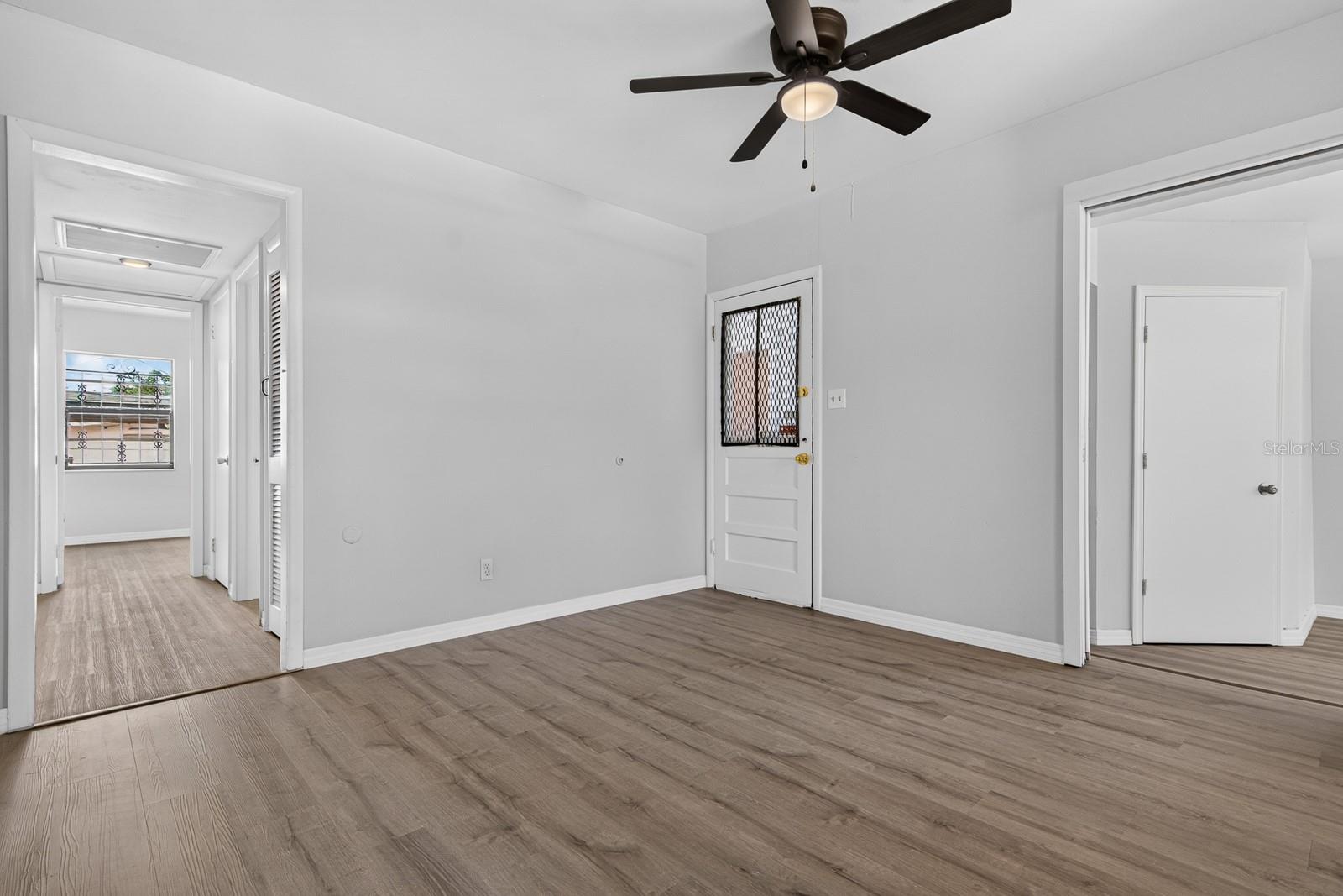 2211 MALLORY AVE — photo 8