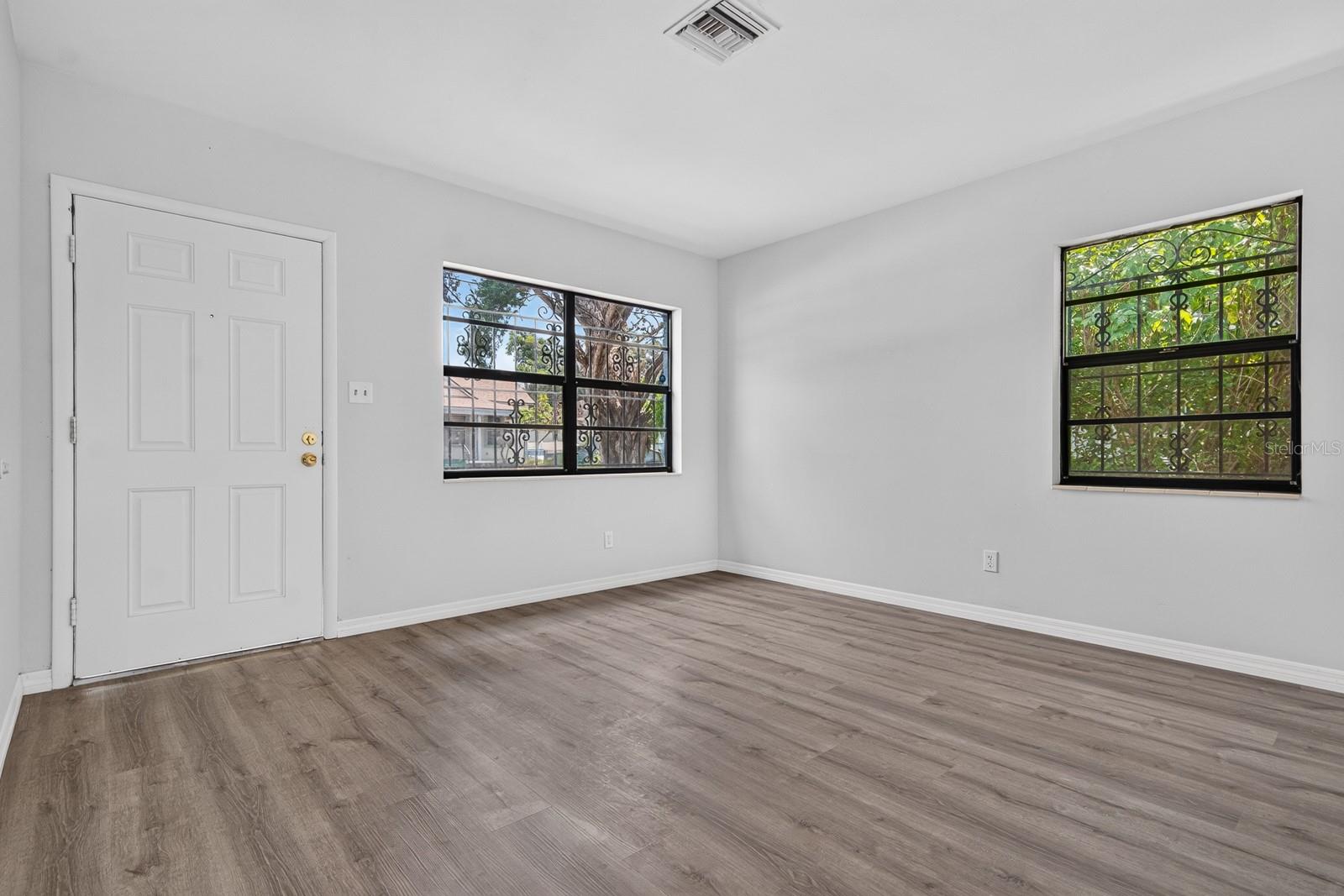 2211 MALLORY AVE — photo 4