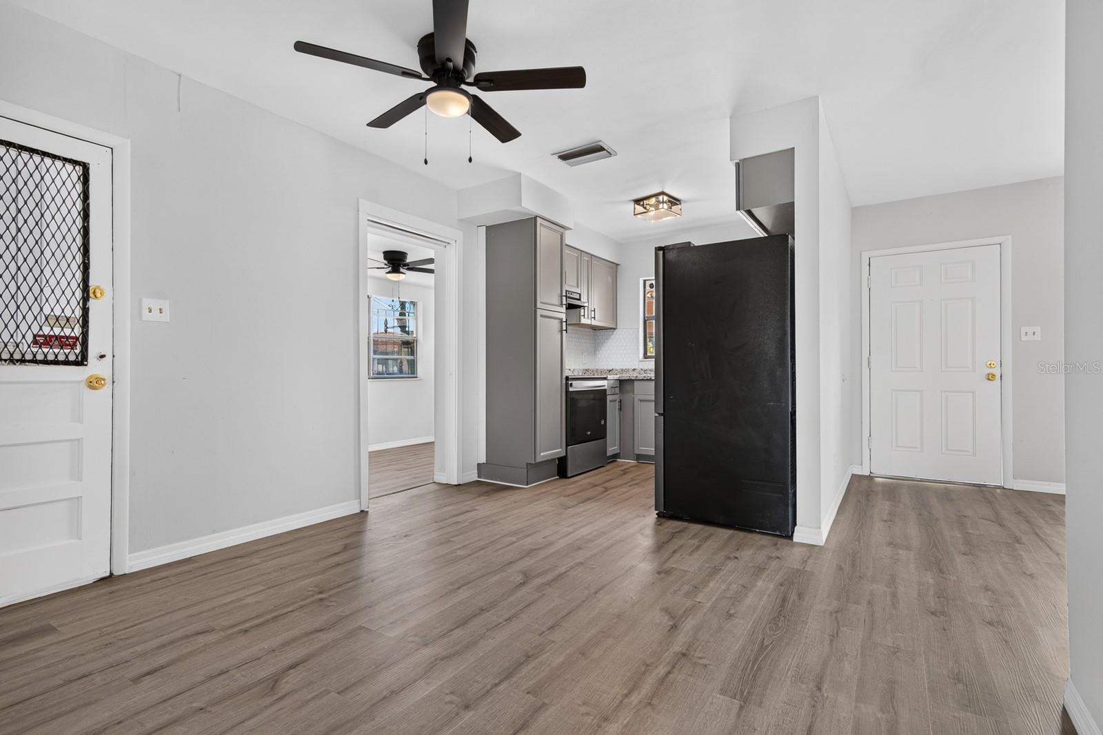 2211 MALLORY AVE — photo 9