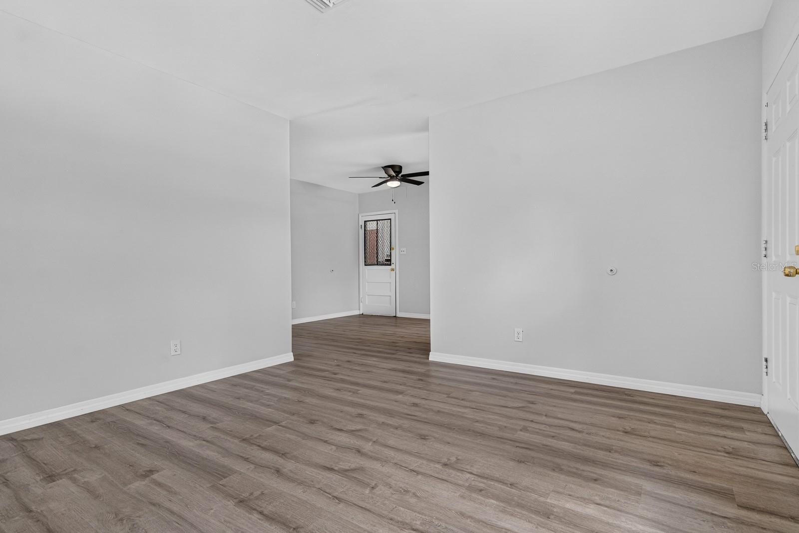 2211 MALLORY AVE — photo 6