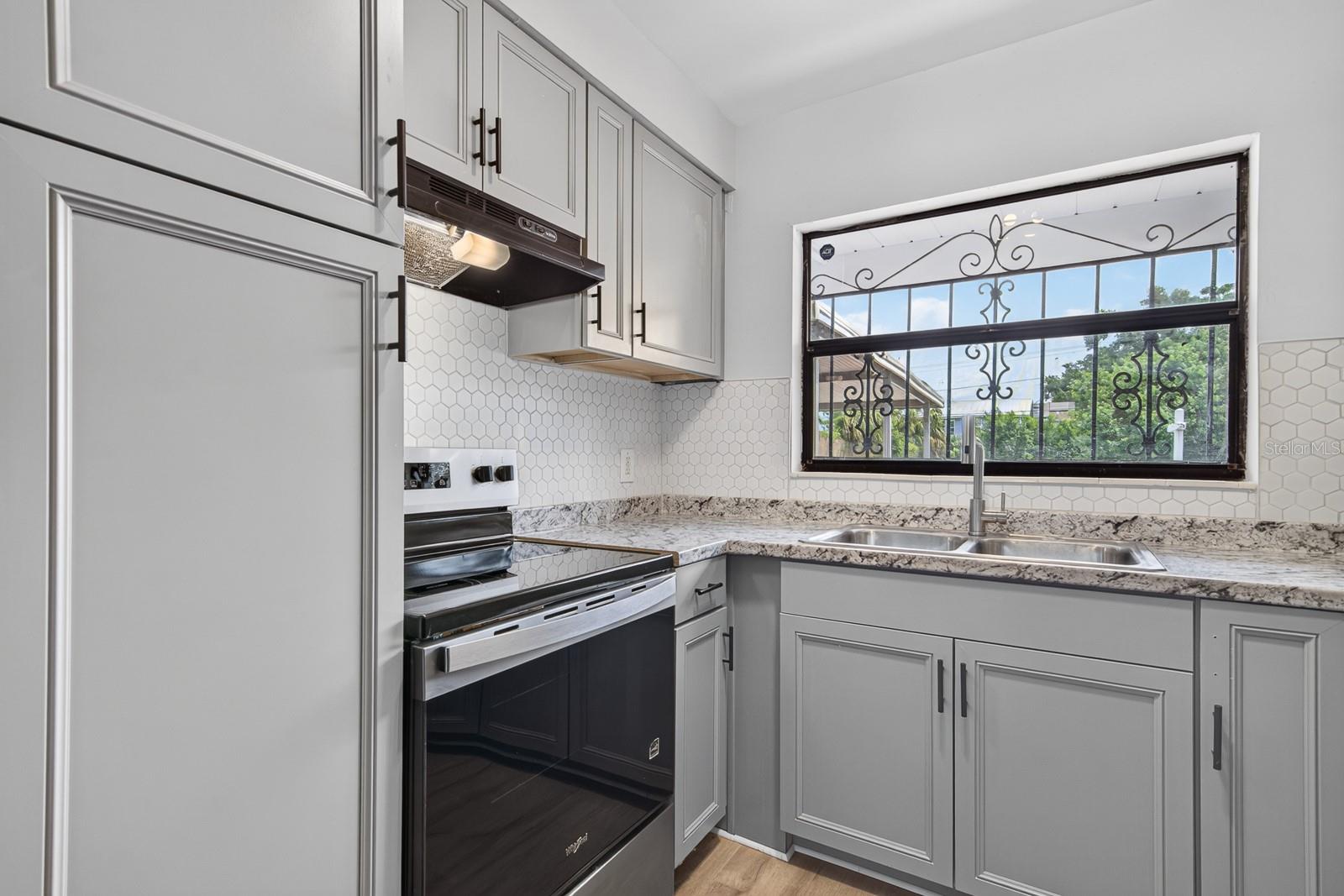 2211 MALLORY AVE — photo 14