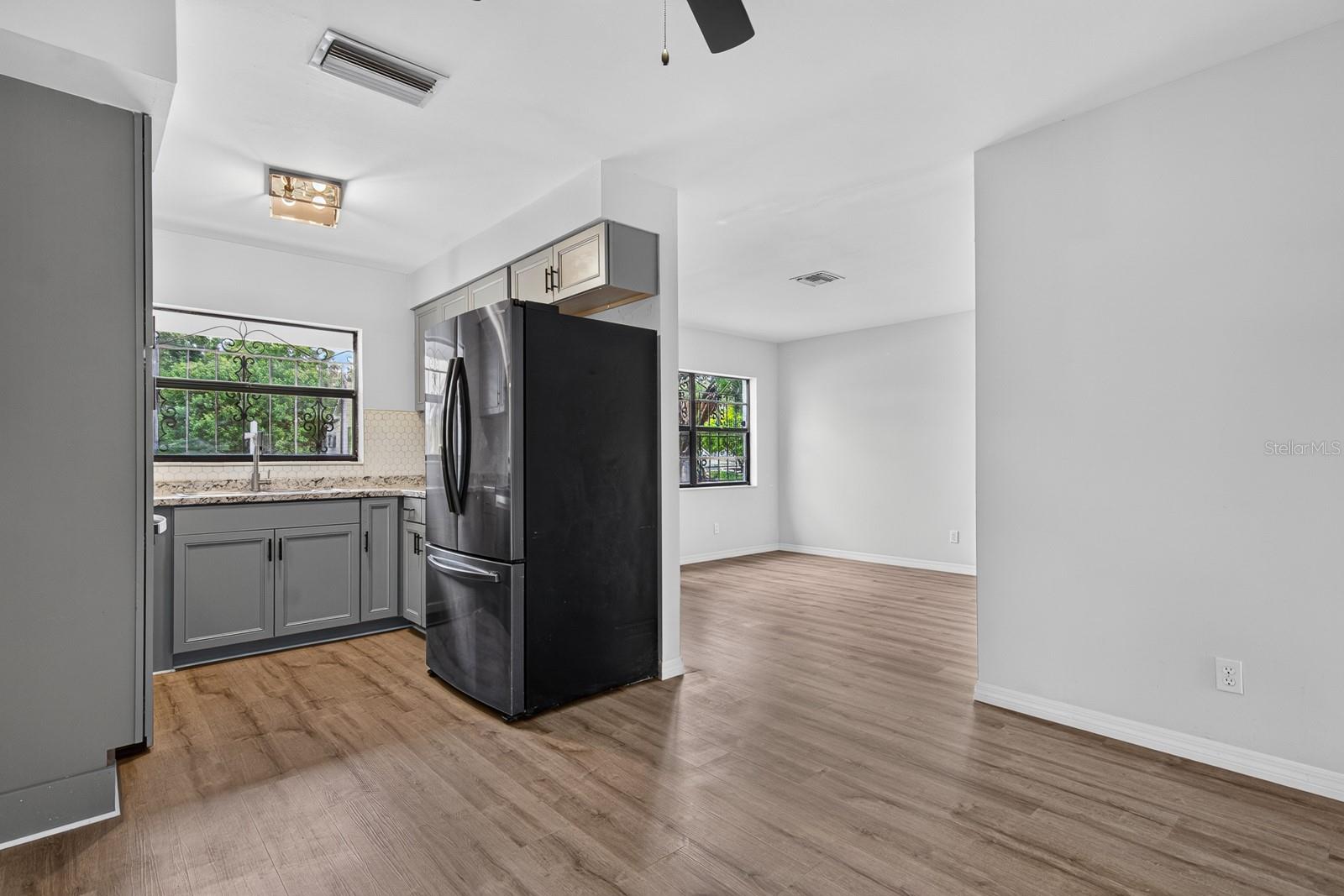 2211 MALLORY AVE — photo 11