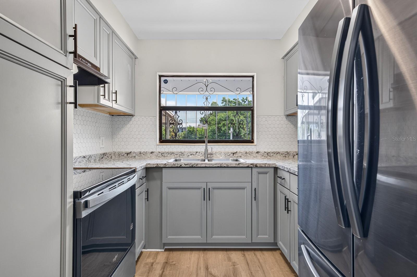 2211 MALLORY AVE — photo 12