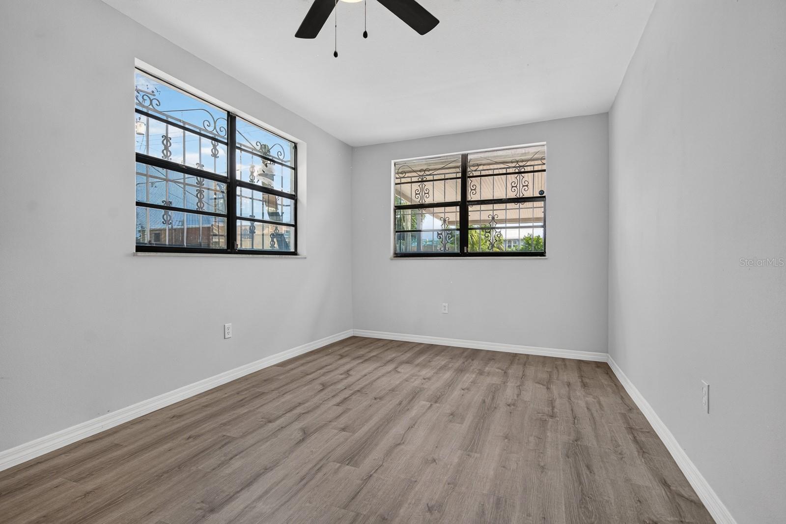2211 MALLORY AVE — photo 16