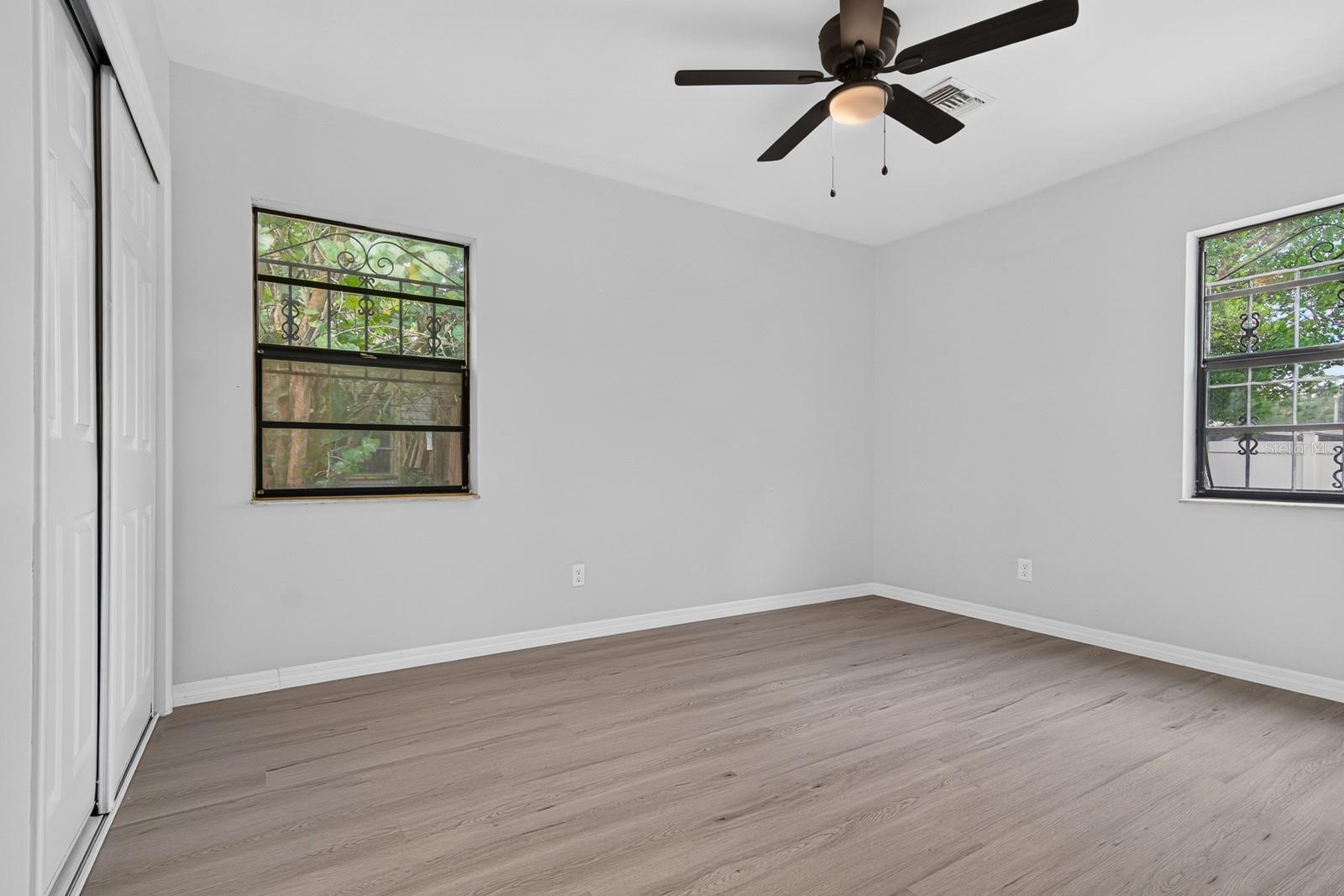 2211 MALLORY AVE — photo 25