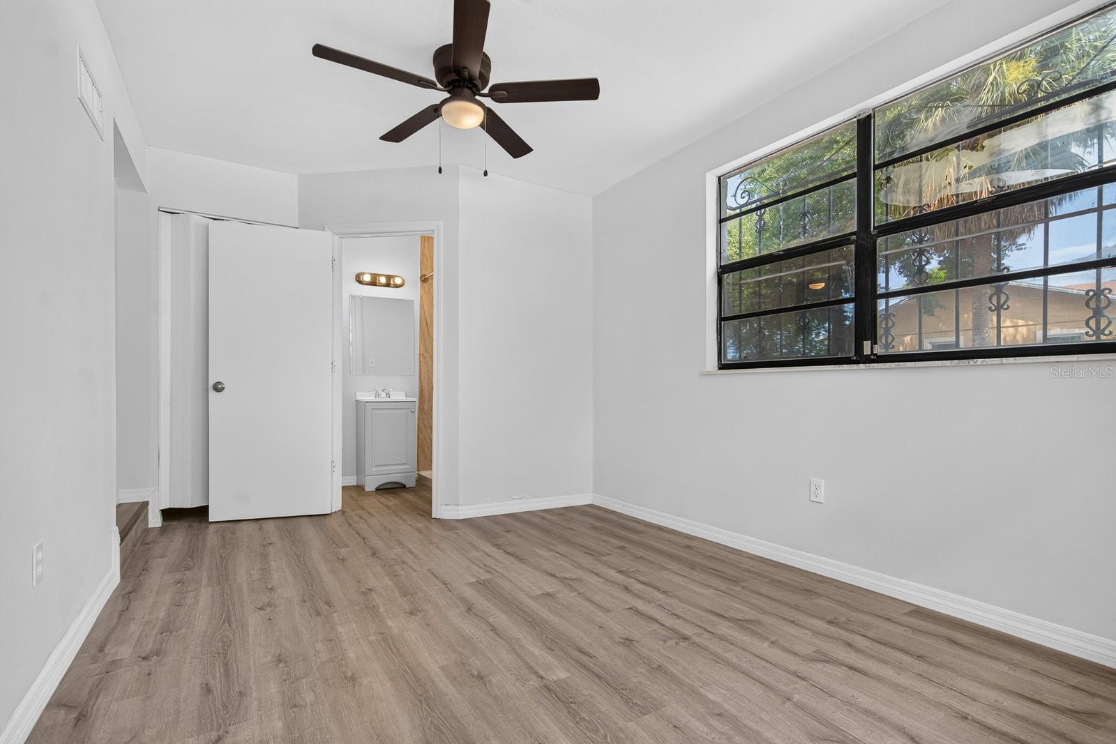2211 MALLORY AVE — photo 17