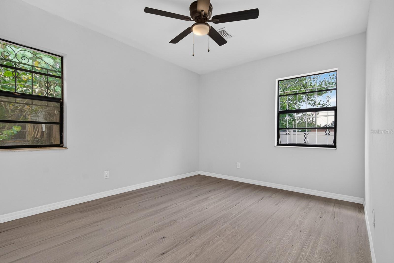 2211 MALLORY AVE — photo 26