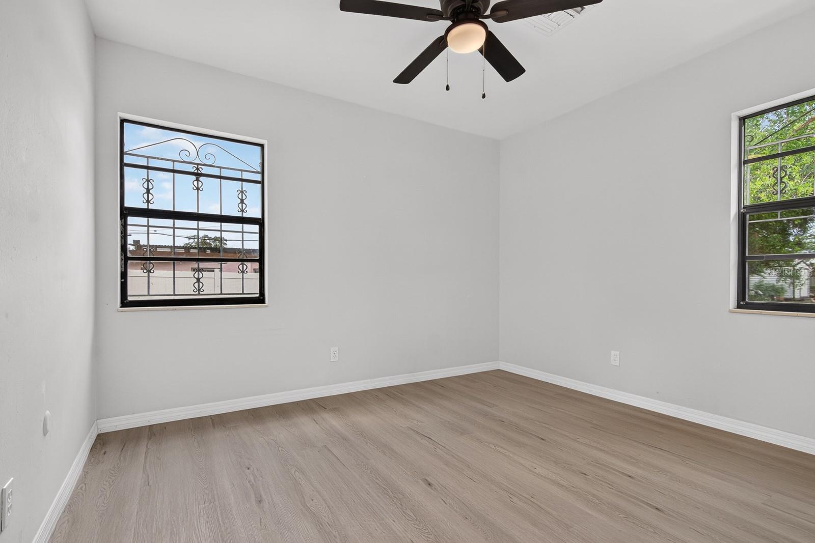 2211 MALLORY AVE — photo 21