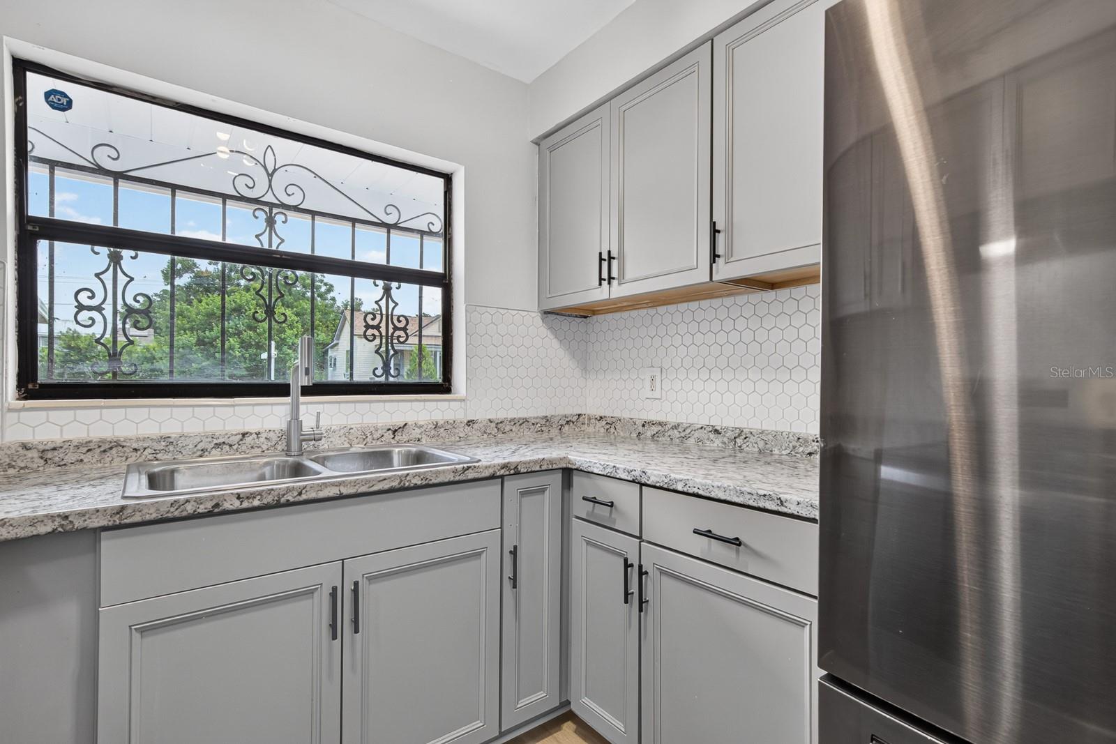 2211 MALLORY AVE — photo 13