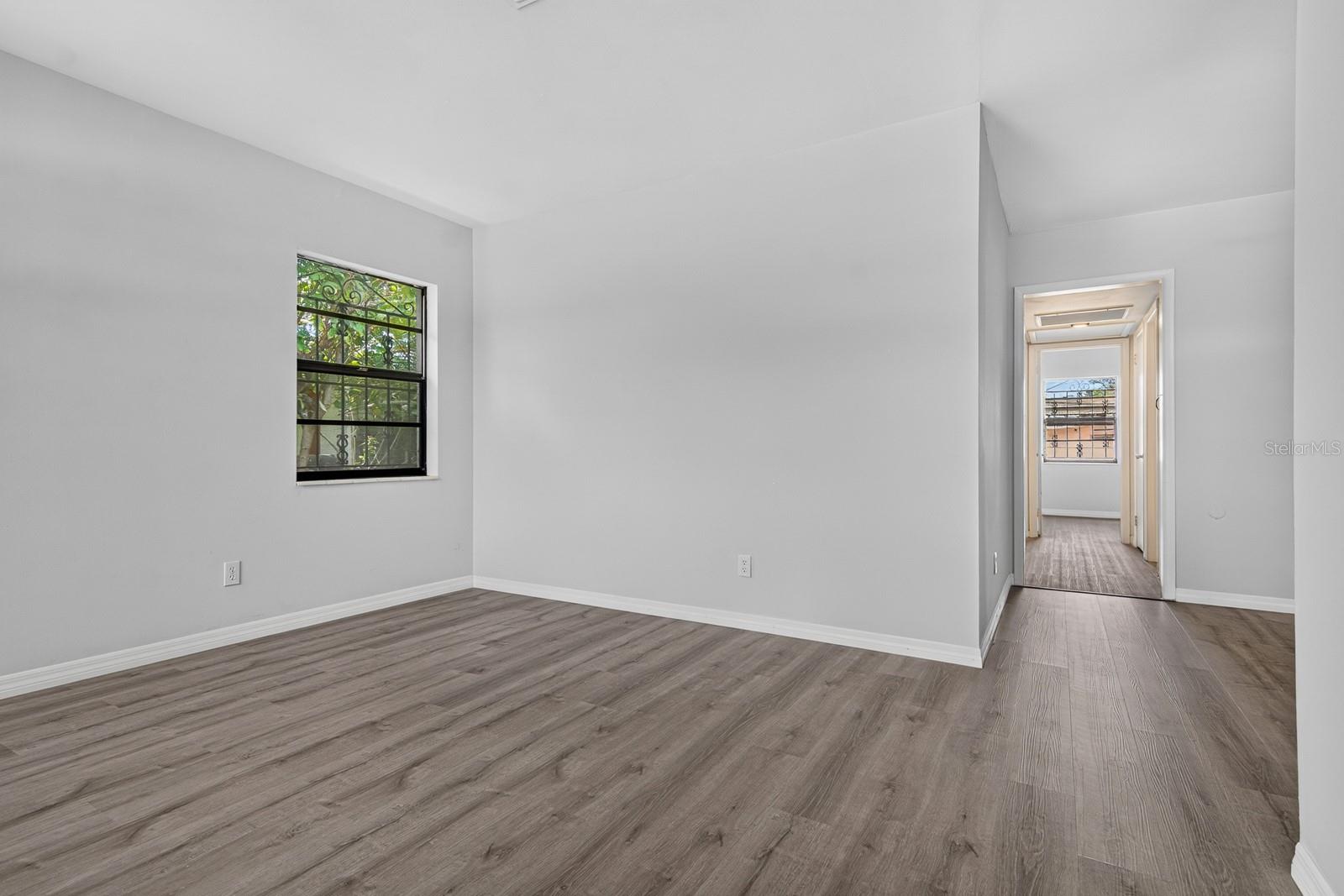 2211 MALLORY AVE — photo 7