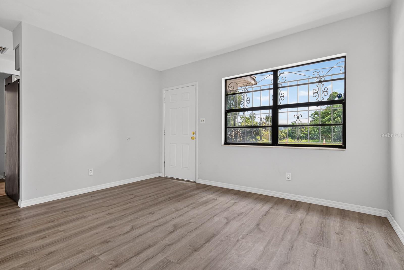 2211 MALLORY AVE — photo 5