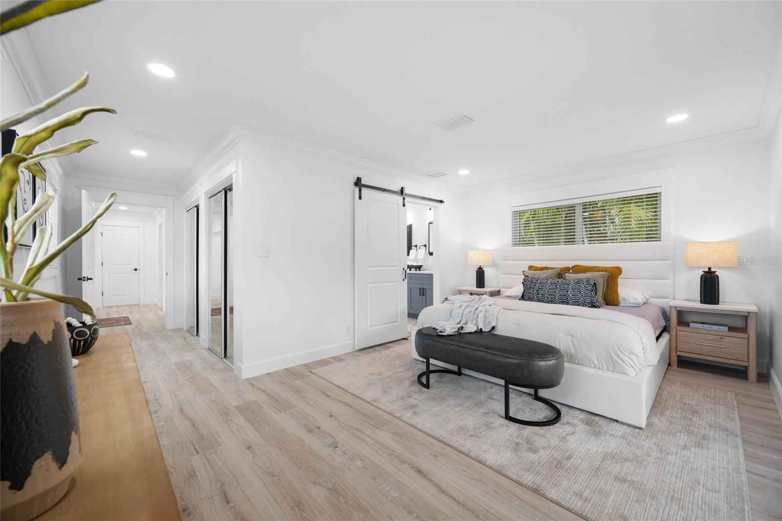 380 VILLAGRANDE AVE S — photo 40