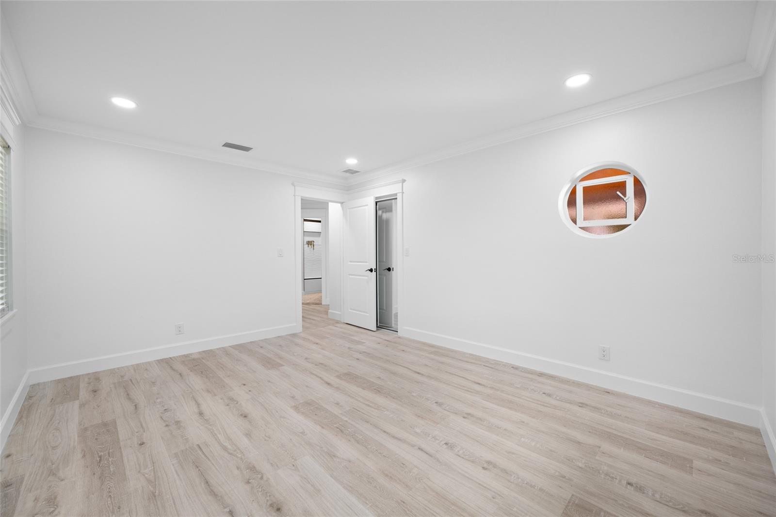 380 VILLAGRANDE AVE S — photo 50
