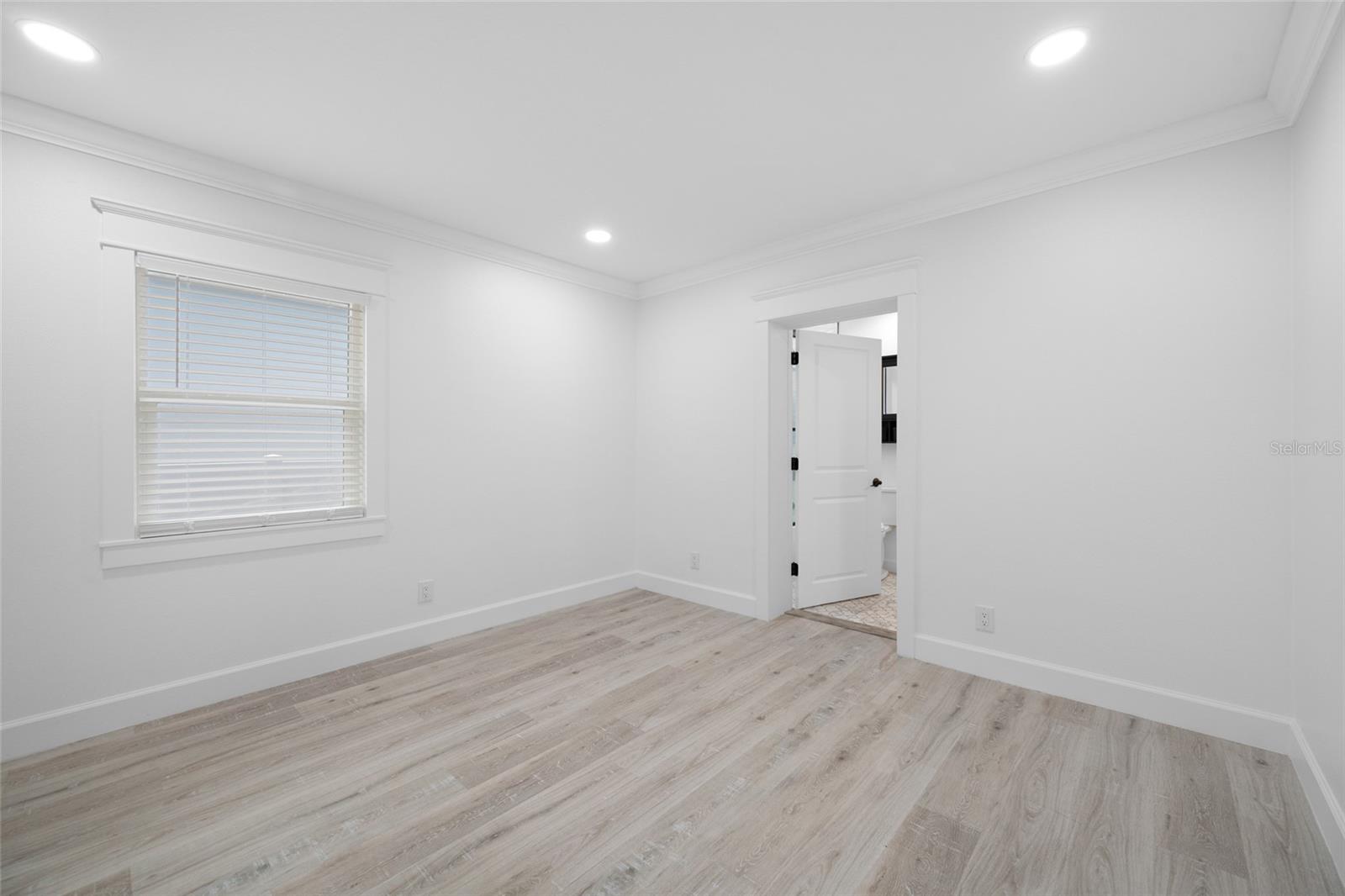 380 VILLAGRANDE AVE S — photo 56