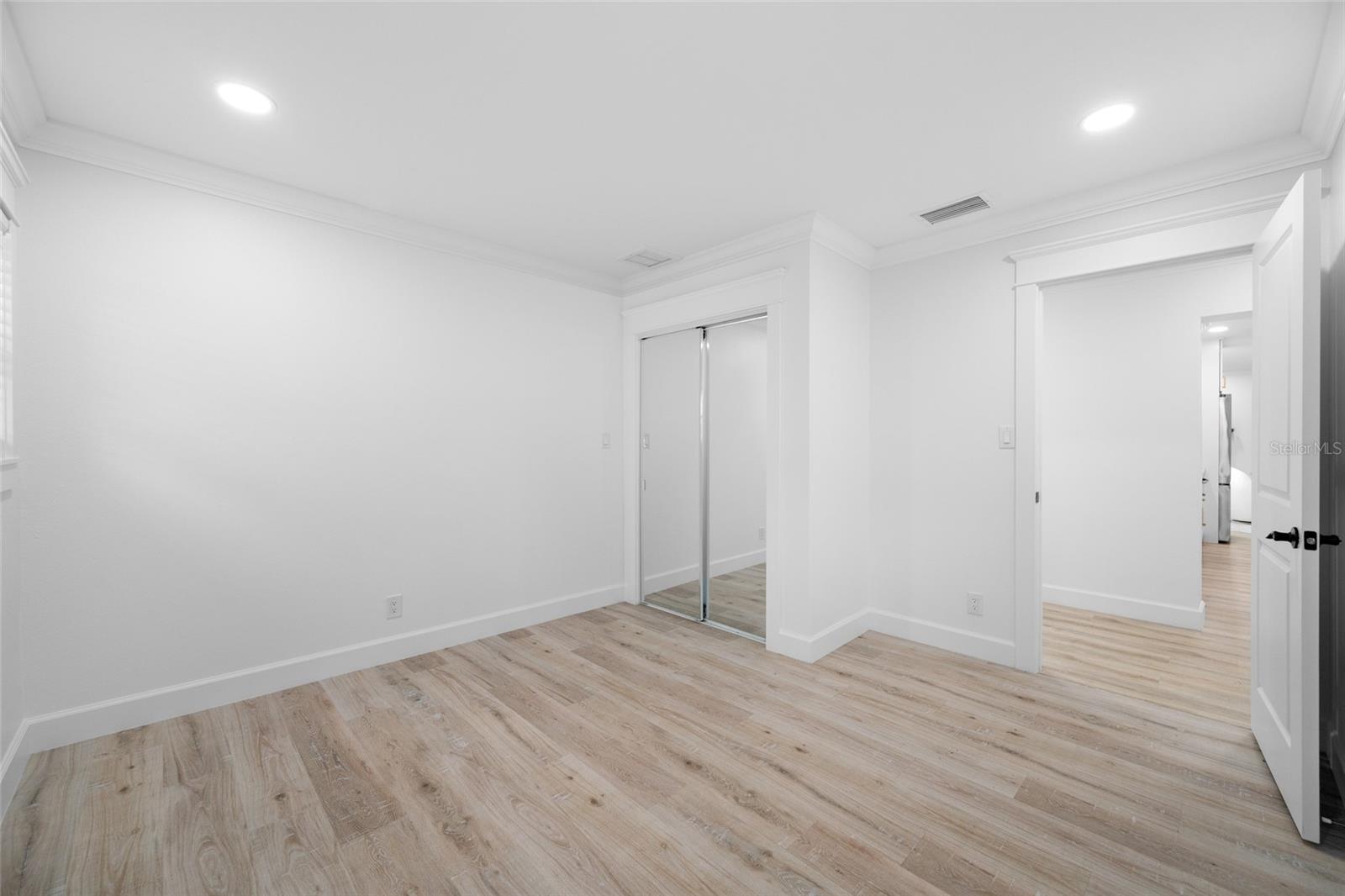 380 VILLAGRANDE AVE S — photo 53
