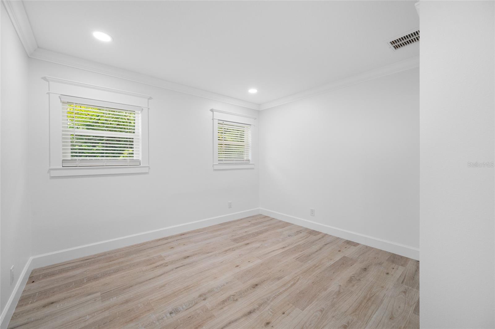 380 VILLAGRANDE AVE S — photo 63