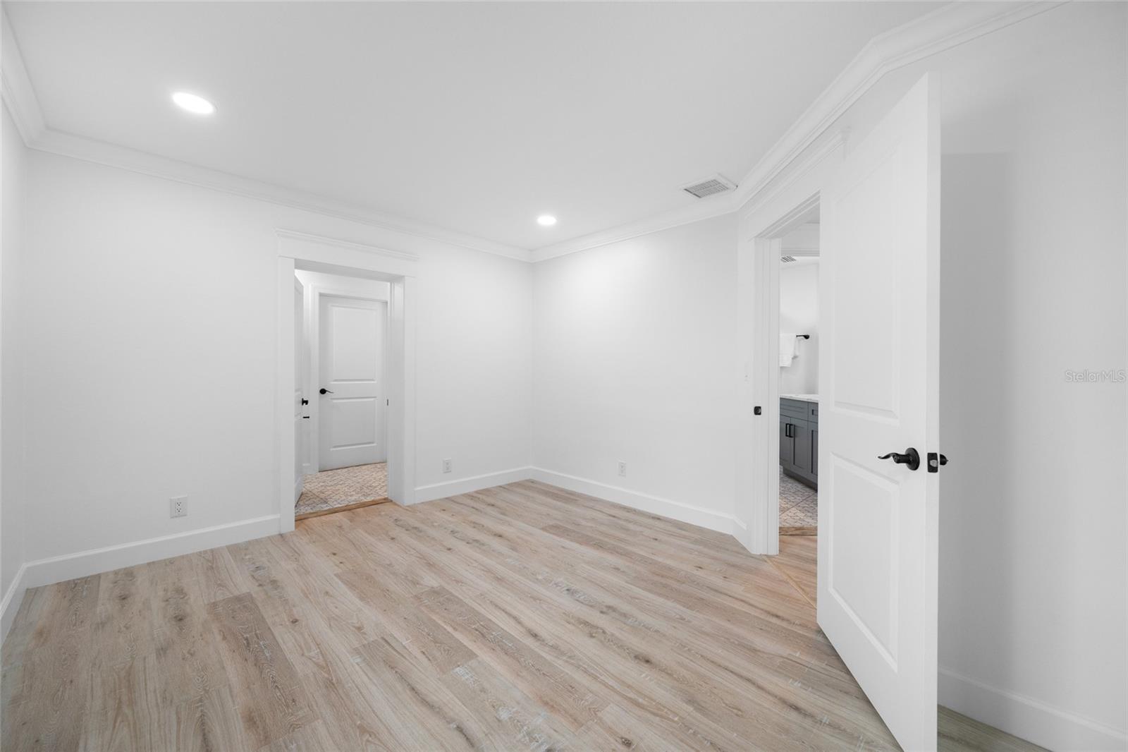 380 VILLAGRANDE AVE S — photo 55
