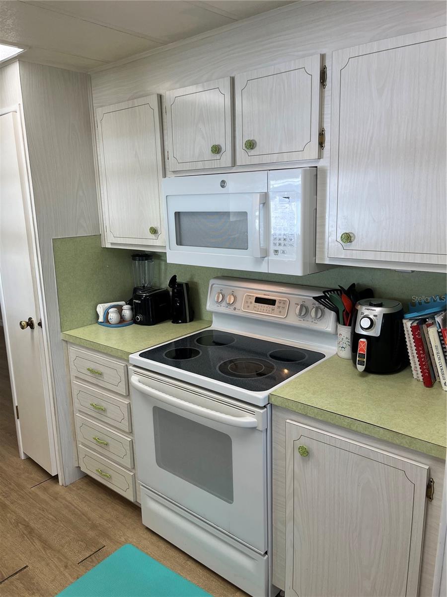 609 CERVINA DR — photo 15