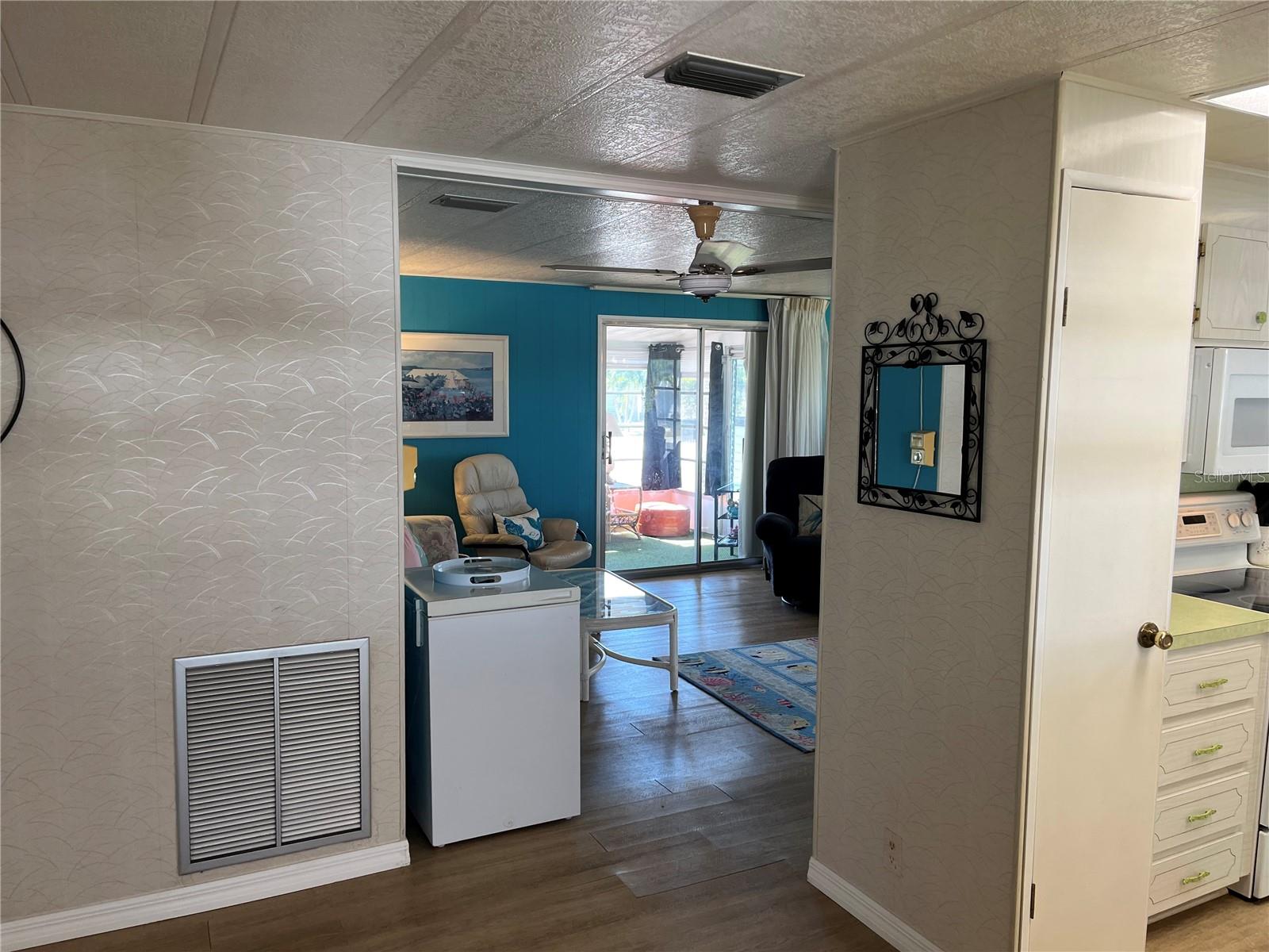 609 CERVINA DR — photo 18