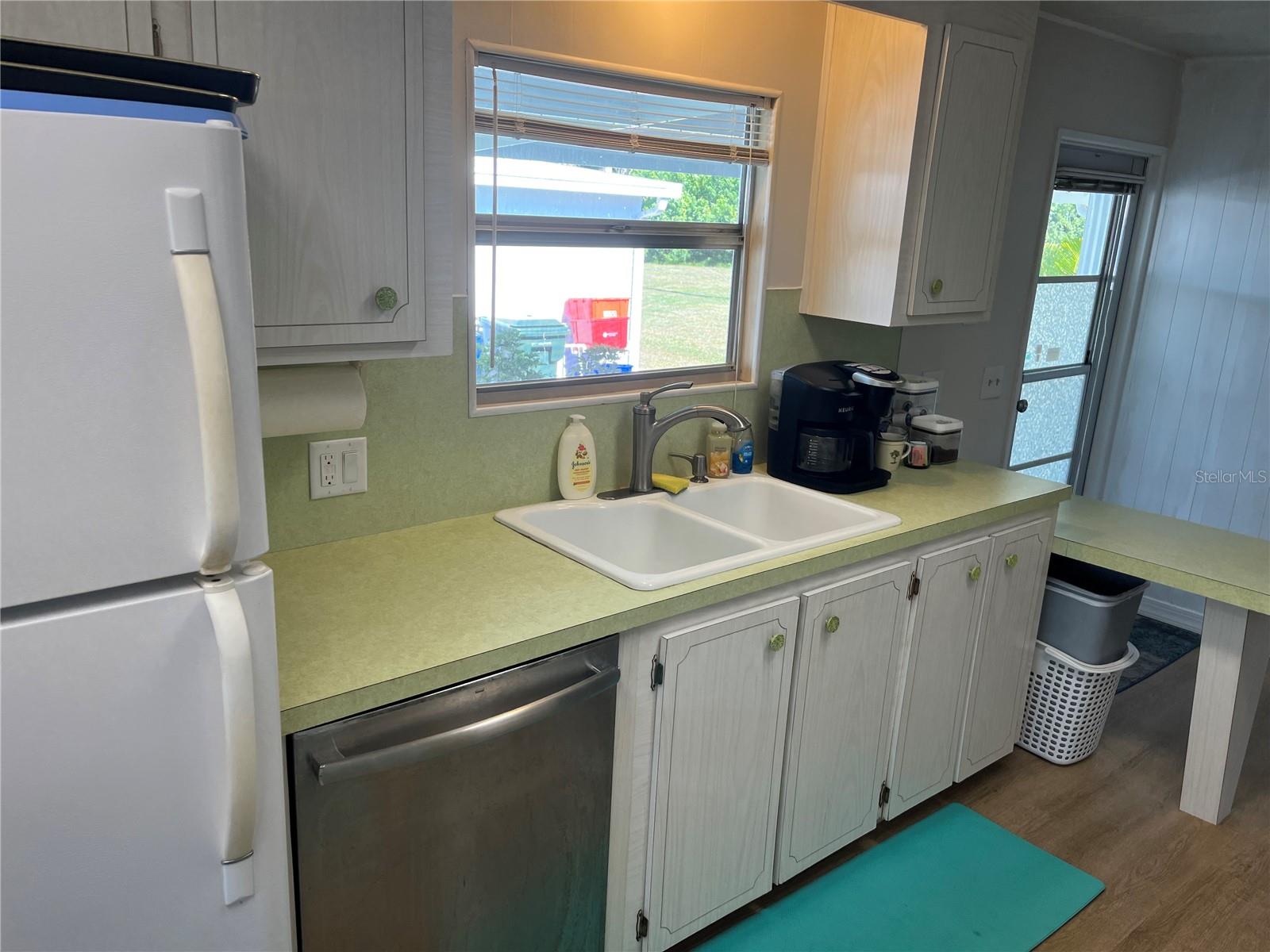 609 CERVINA DR — photo 16
