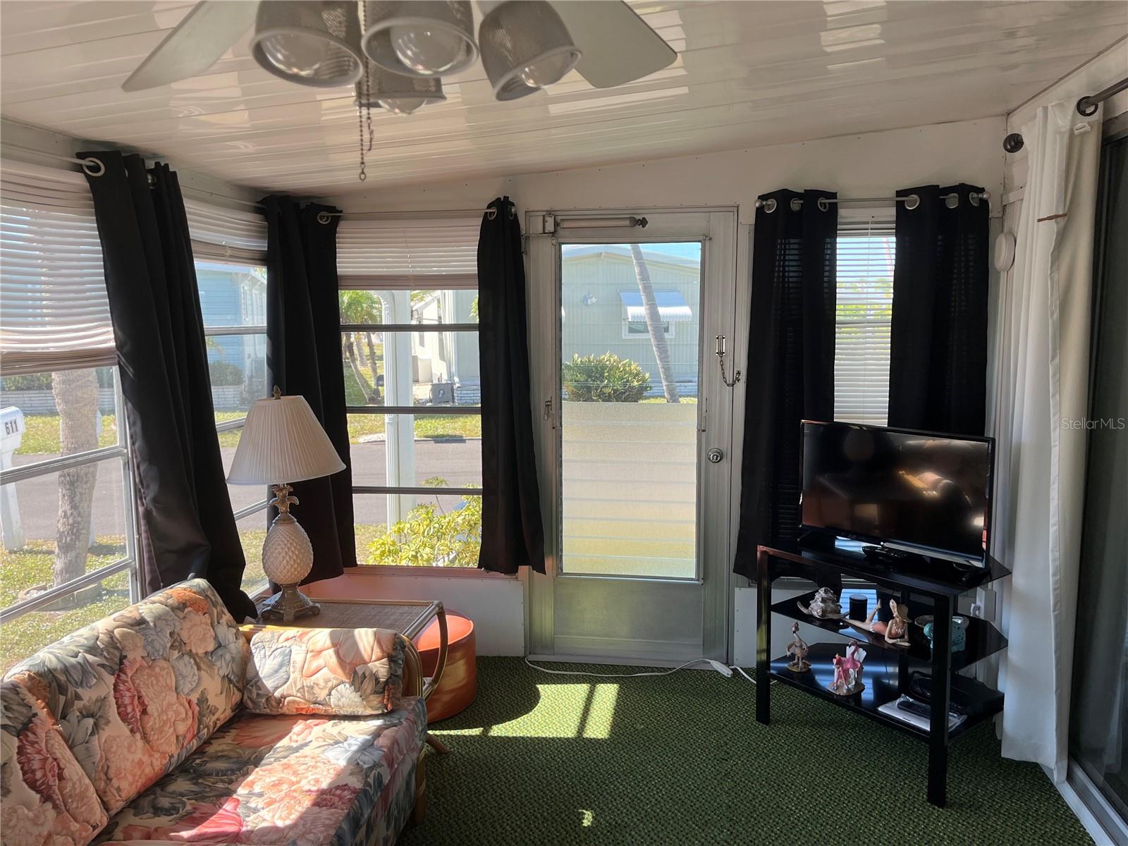 609 CERVINA DR — photo 36
