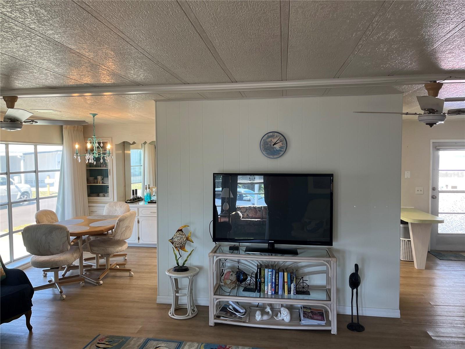 609 CERVINA DR — photo 9