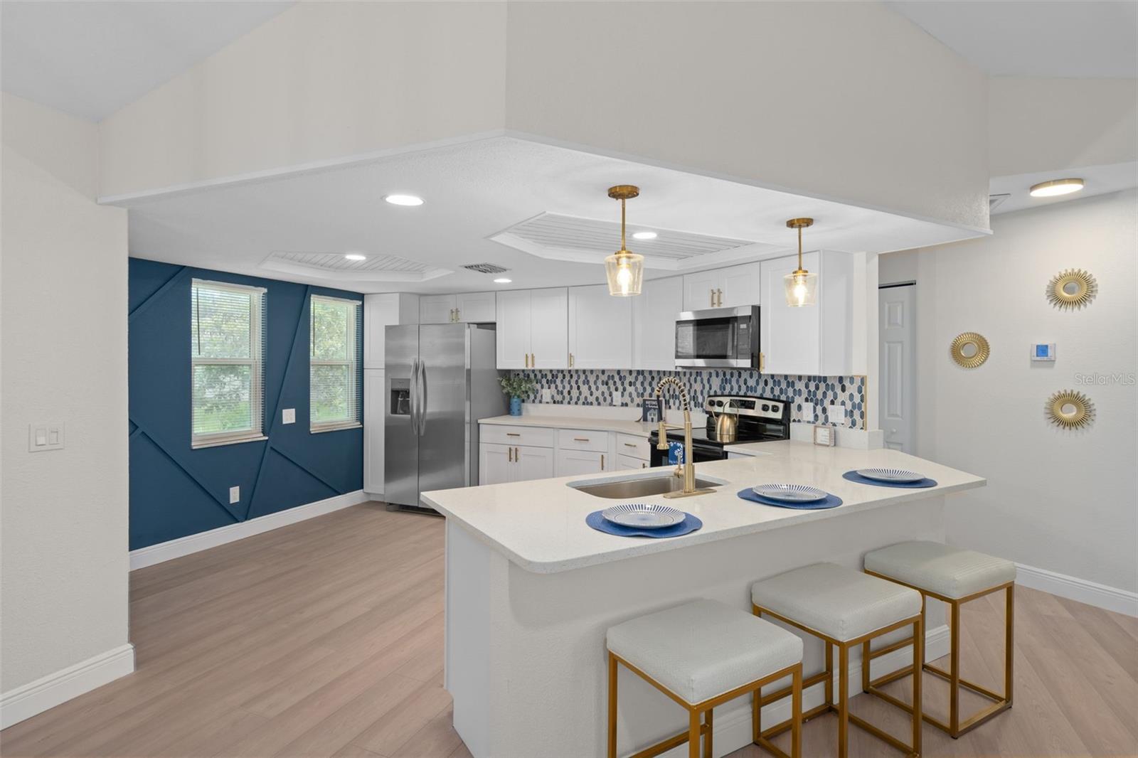 8643 WOODBRIDGE DR — photo 2