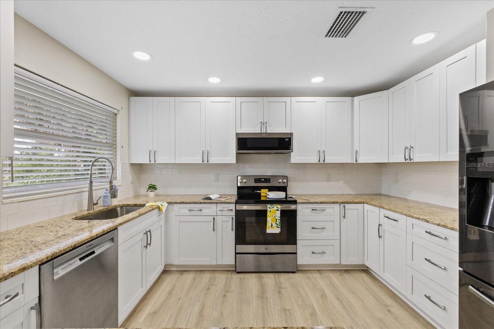 1410 RIVERSIDE DR — photo 18