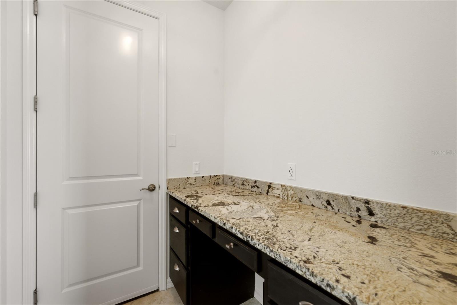 534 CHANTILLY TRL — photo 37