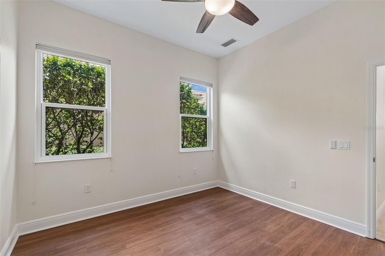 7222 LAKE FOREST GLN — photo 33